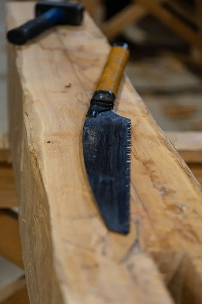 charpente traditionnelle scie poutre équarrie construction bois