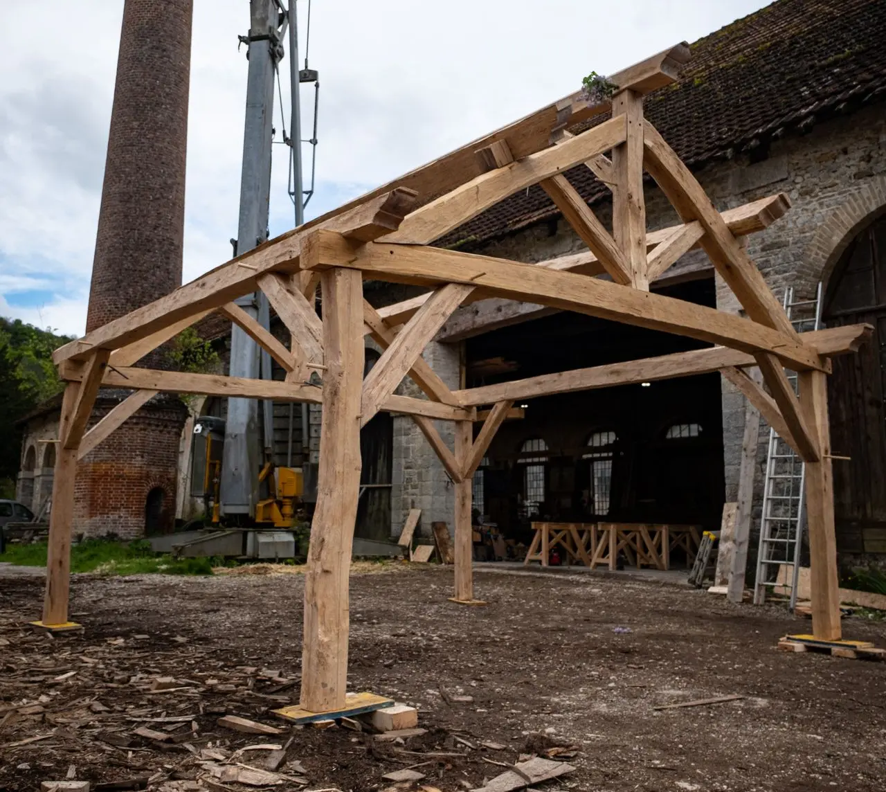 Pergola carport poutres équarries hache charpente traditionnelle